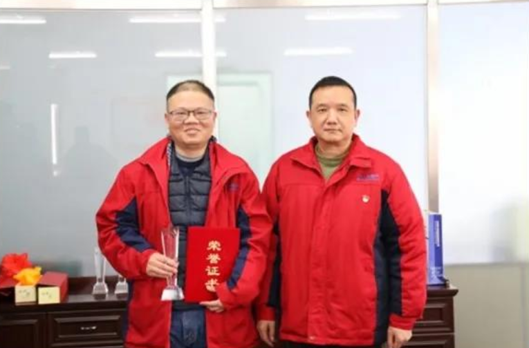 Leaders give awards to the grassroots, unite and unite to warm people's hearts. Dayu Electric's directors and supervisors to various departments and business units will present the 2020 annual evaluation and evaluation awards on the spot